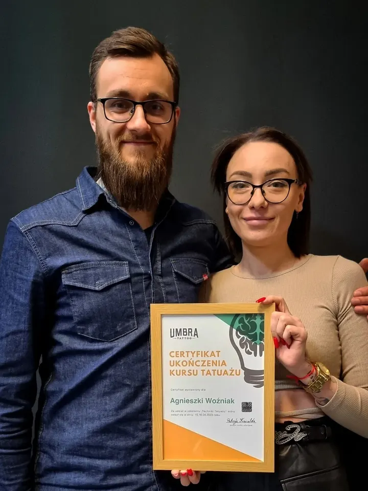 Agnieszka z certyfikatem Umbra Academy obok Patryk Kowalski, kwiecień 2023
