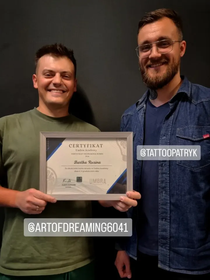 Bartek z certyfikatem Umbra Academy obok Patryk Kowalski, grudzień 2023
