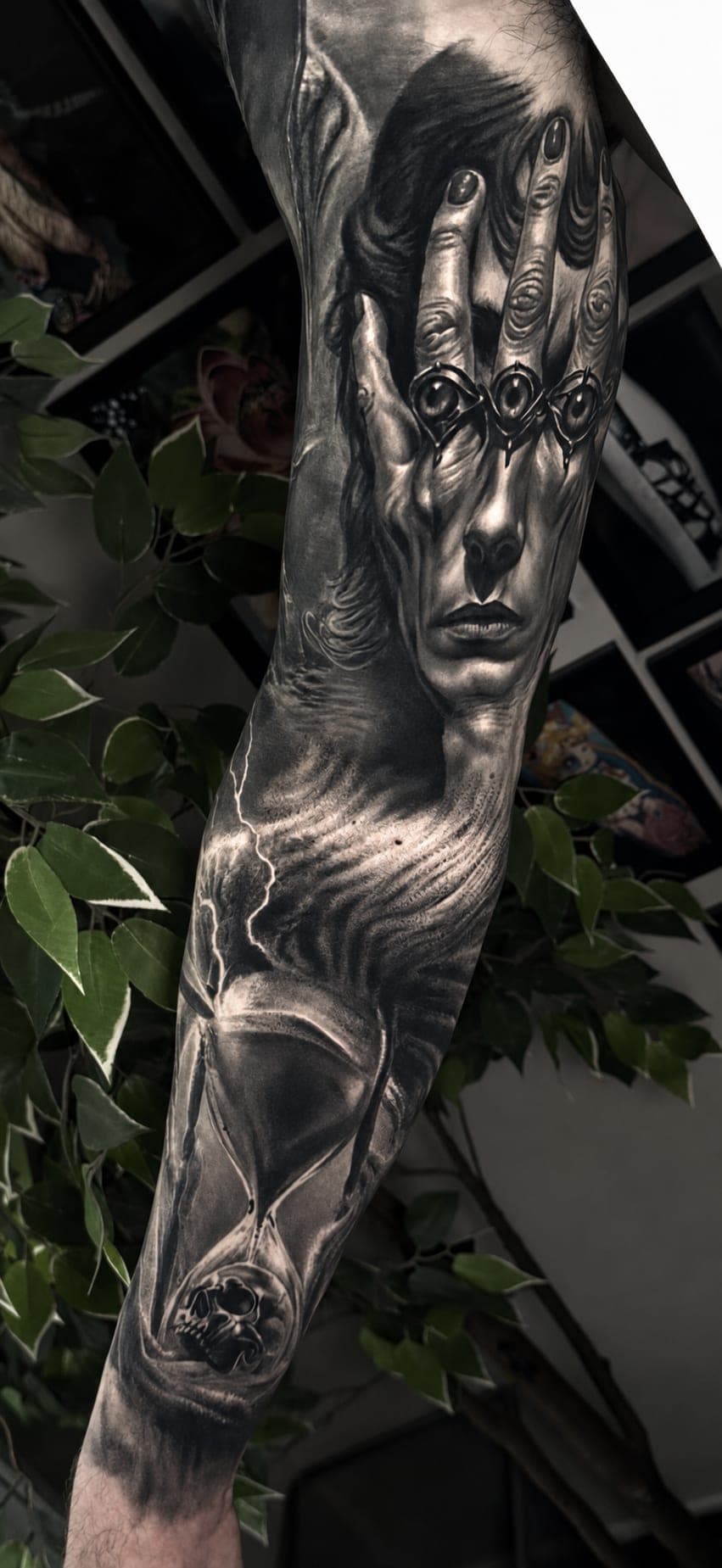 Dłoń z oczami na twarzy kobiety — surrealistyczny rękaw w realizmie black&grey