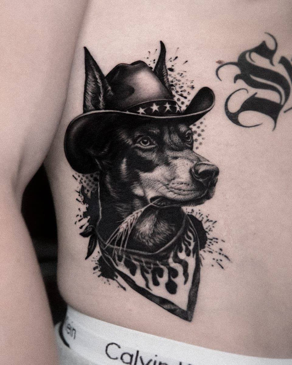 Doberman w kowbojskim kapeluszu i chuście — grafika black&grey