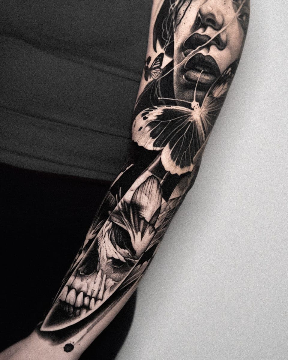 Kobieca twarz z motylem i czaszka — rękaw black&grey w technice whipshading