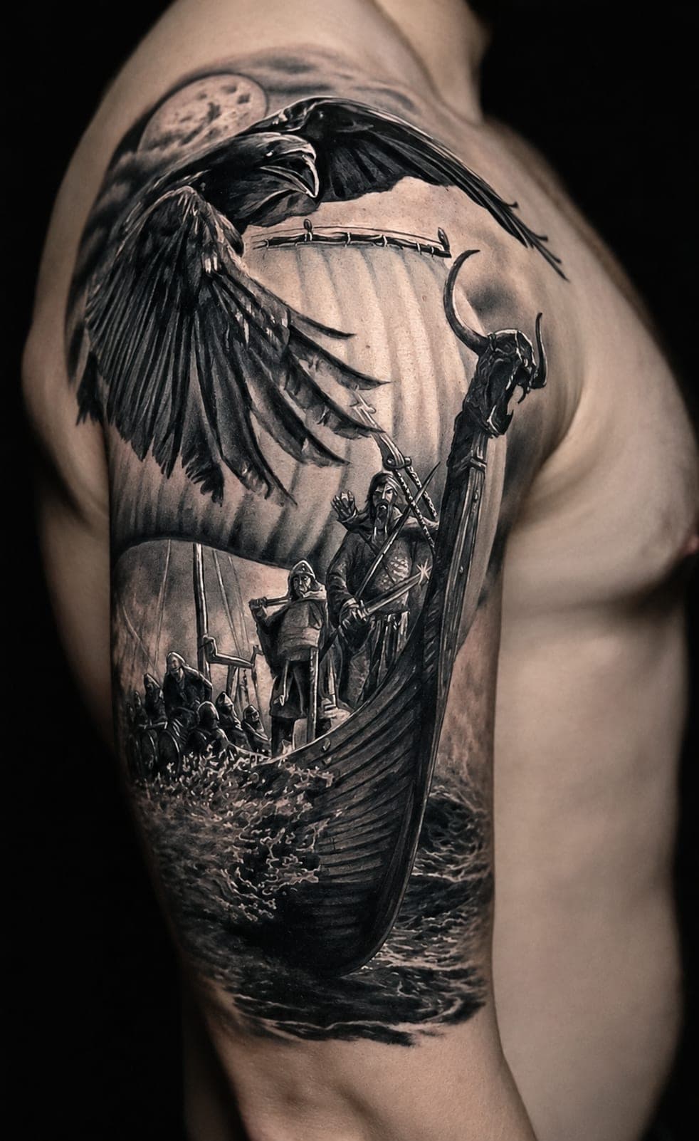 Kruk i łódź wikingów na wzburzonym morzu — realizm black&grey