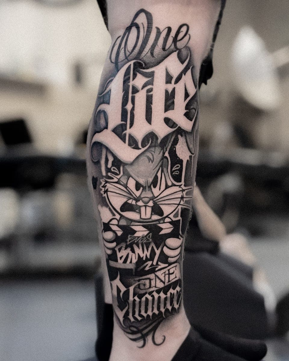 Napis „One Life One Chance” z królikiem Bugsem — liternictwo black&grey
