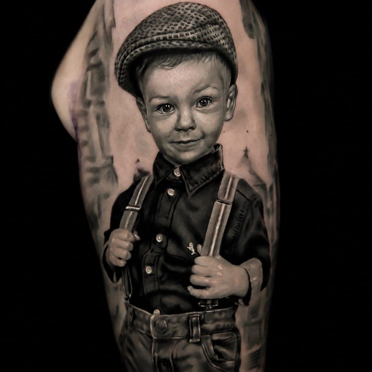 Portret chłopca w kaszkiecie i szelkach — realizm black&grey