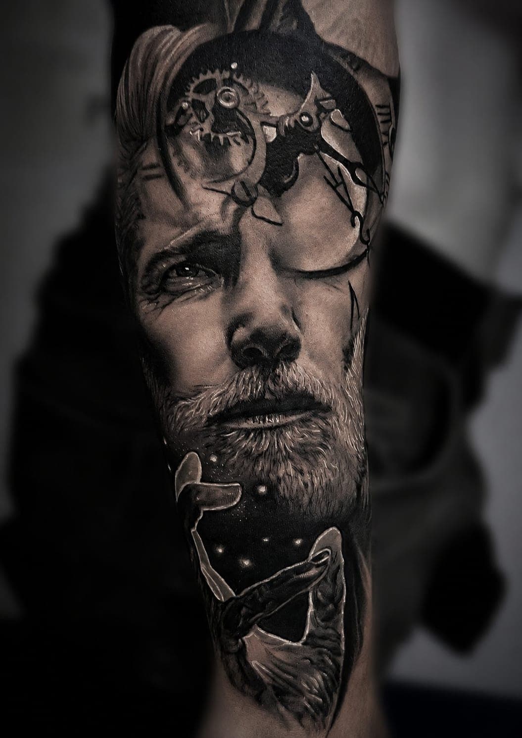 Portret mężczyzny z mechanizmem zegara i kosmosem — realizm black&grey