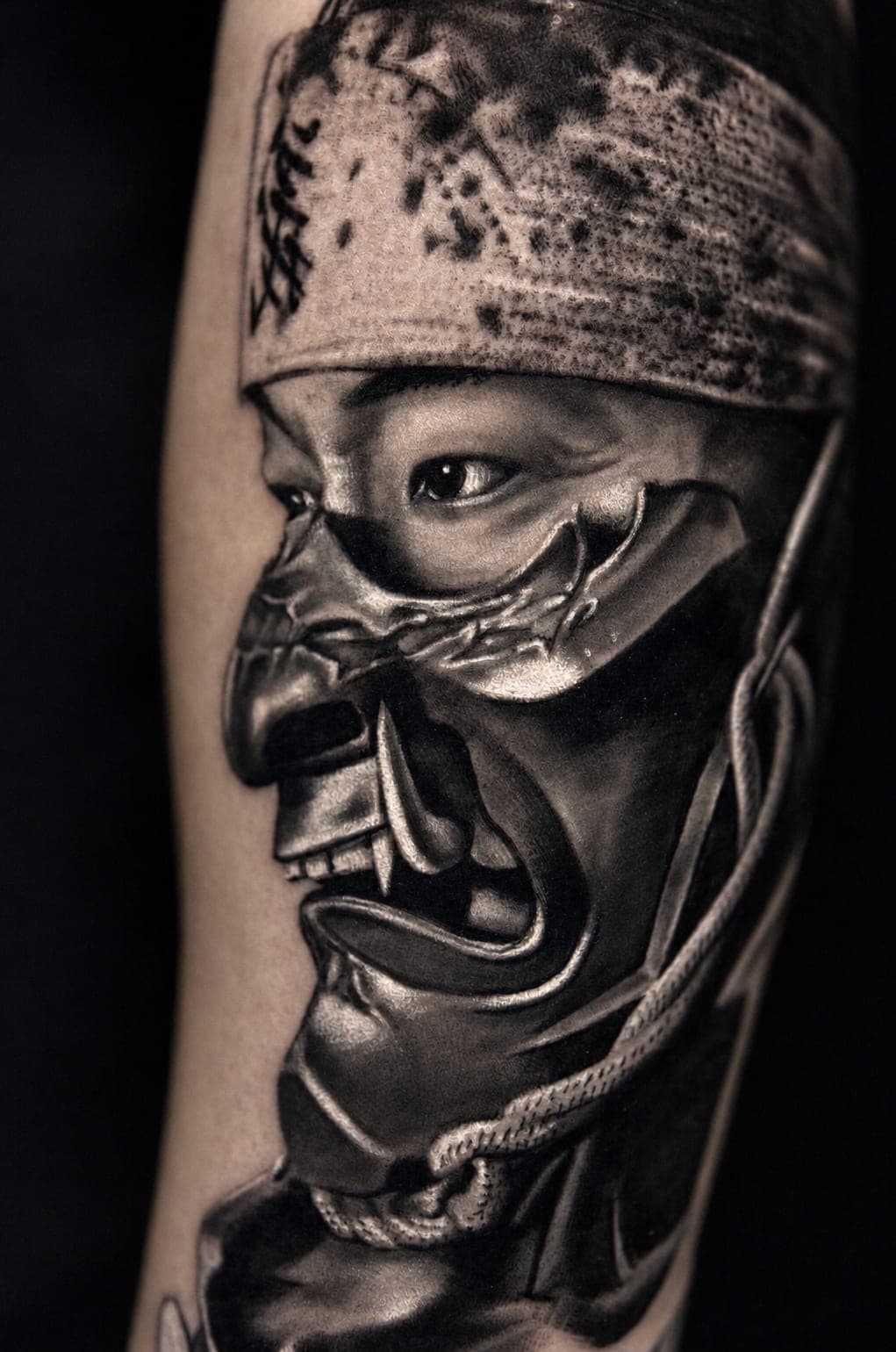 Samuraj w masce oni z opaską — realizm black&grey