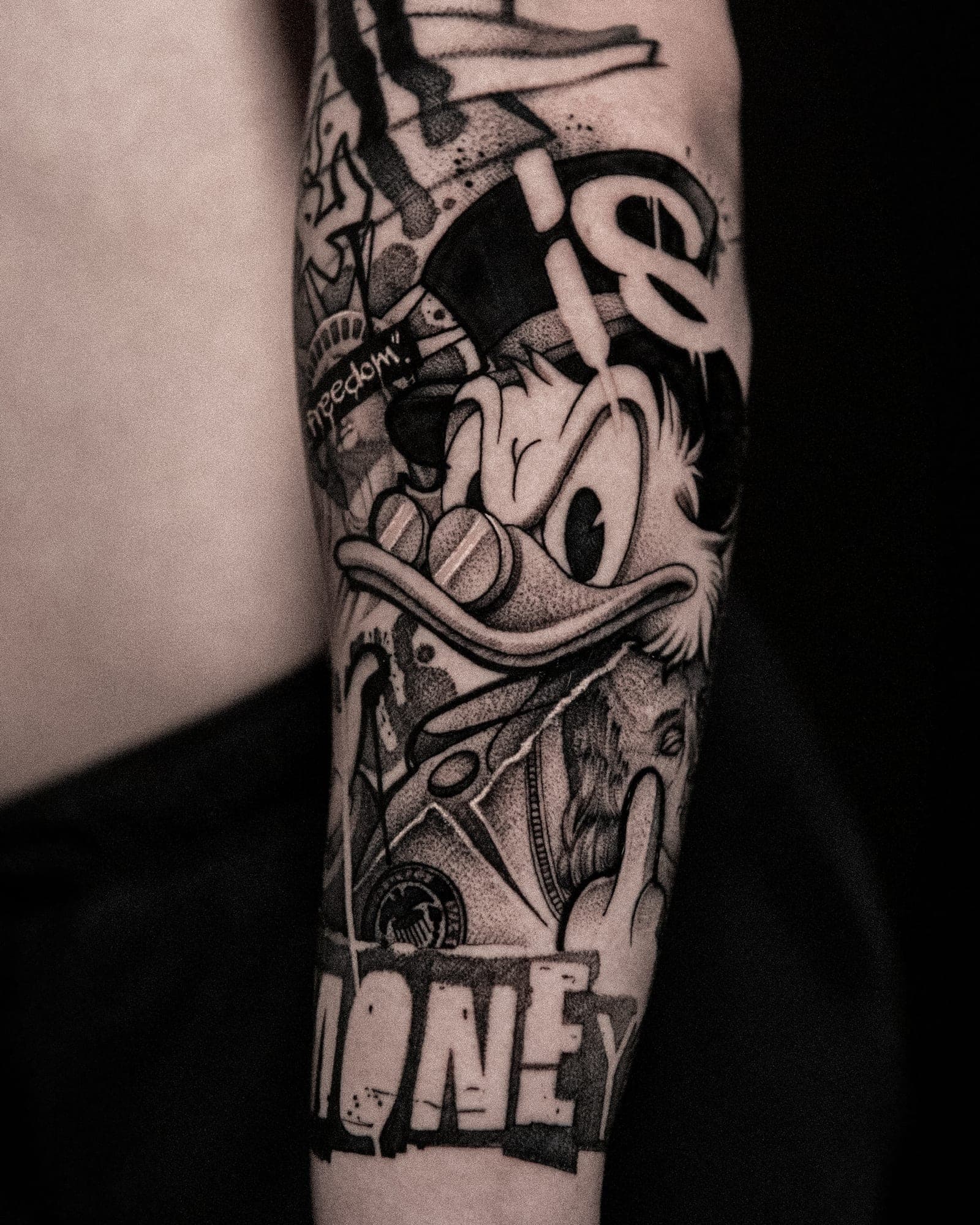Sknerus McKwacz z napisem „Money” — kolaż graficzny black&grey