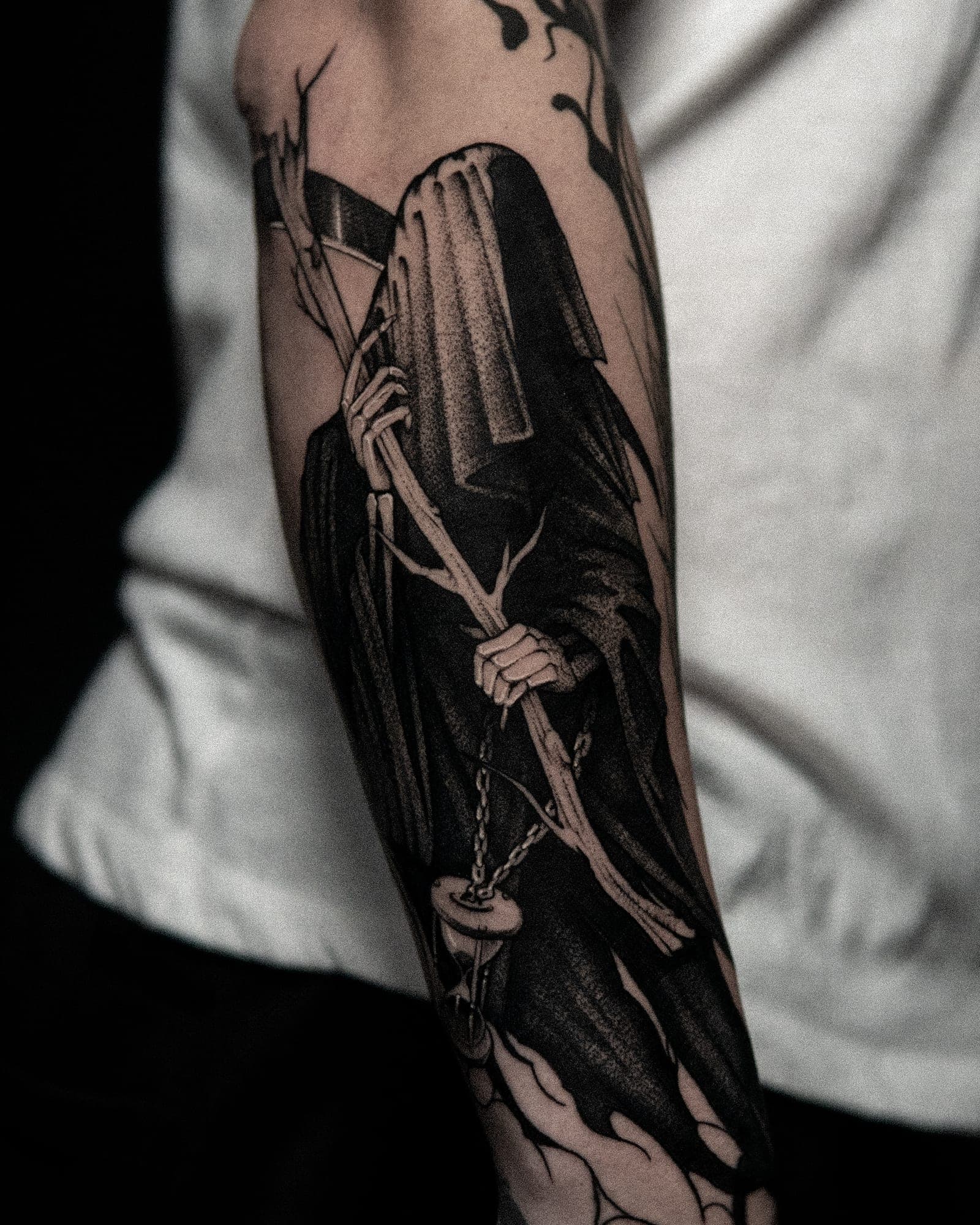 Śmierć w kapturze — grafika black&grey