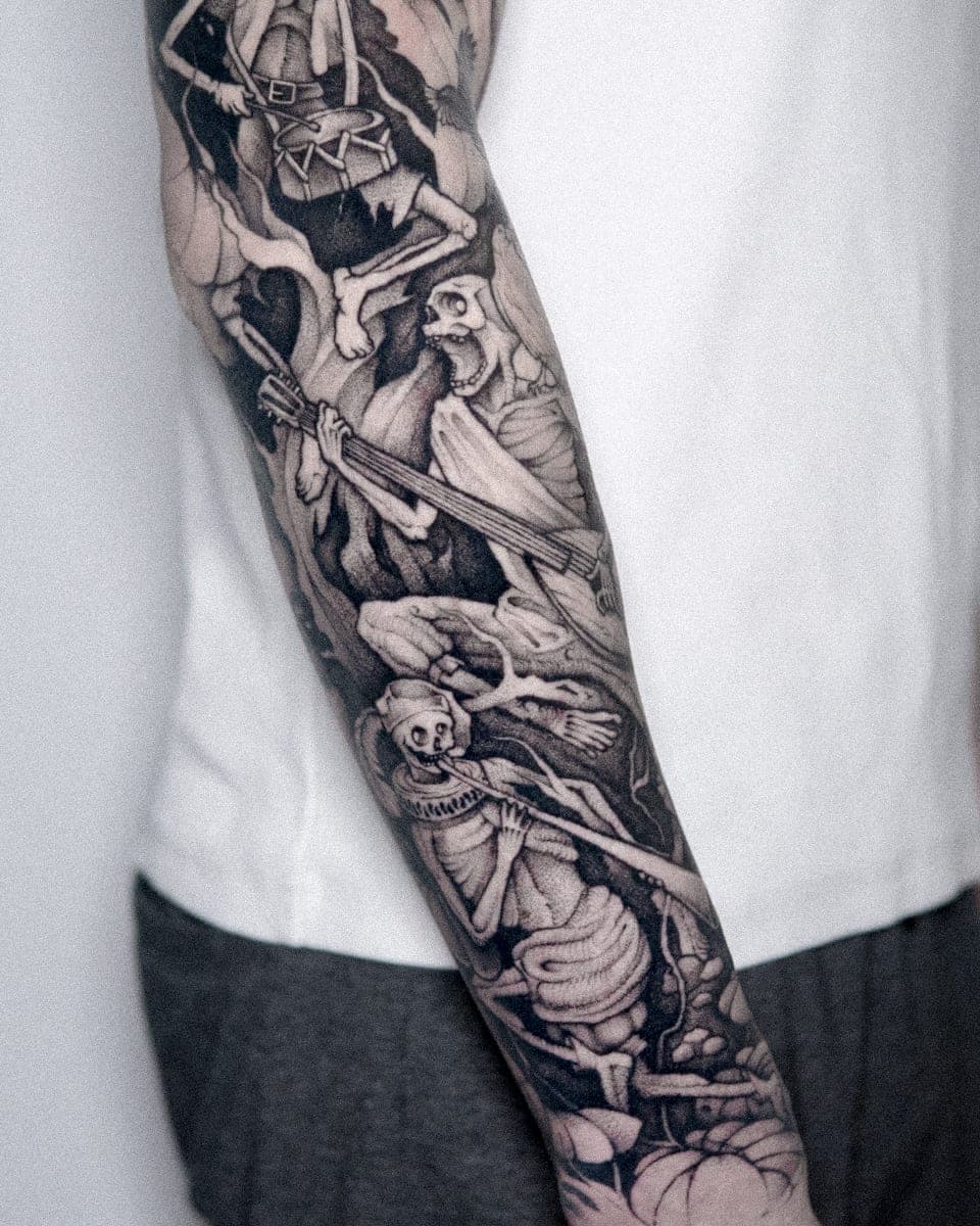 Danse macabre — szkielety na przedramieniu, grafika black&grey
